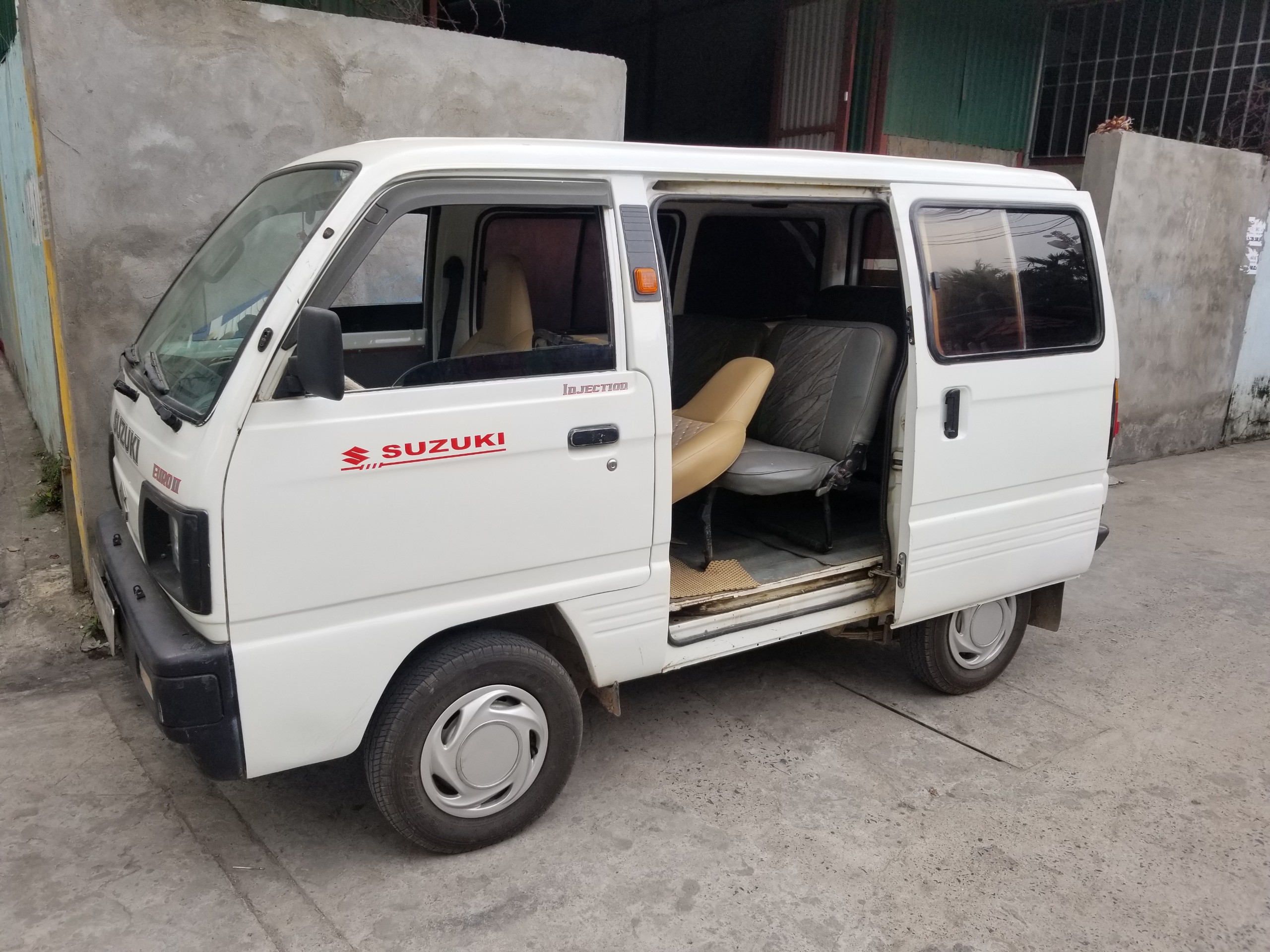 Suzuki Carry Van độ lạ mắt của dân chơi Việt Nam